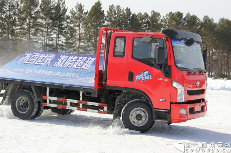 近日，南京依维柯在“神州北极”漠河举行了超越系列最新力作C500高端轻卡极限漂移上市发布会。此次上市的超越C500，是在 C300、C100相同的技术平台上，针对不同用户市场开发的新款车型。与以城市内短途运输市场为主的超越C100，和以城乡、城郊等中短途运输为主的超越C300不同，体积更大、载重更高的超越C500更适合城际间的中长途运输业务。图为超越C500在漠河冰雪路面上极限漂移。