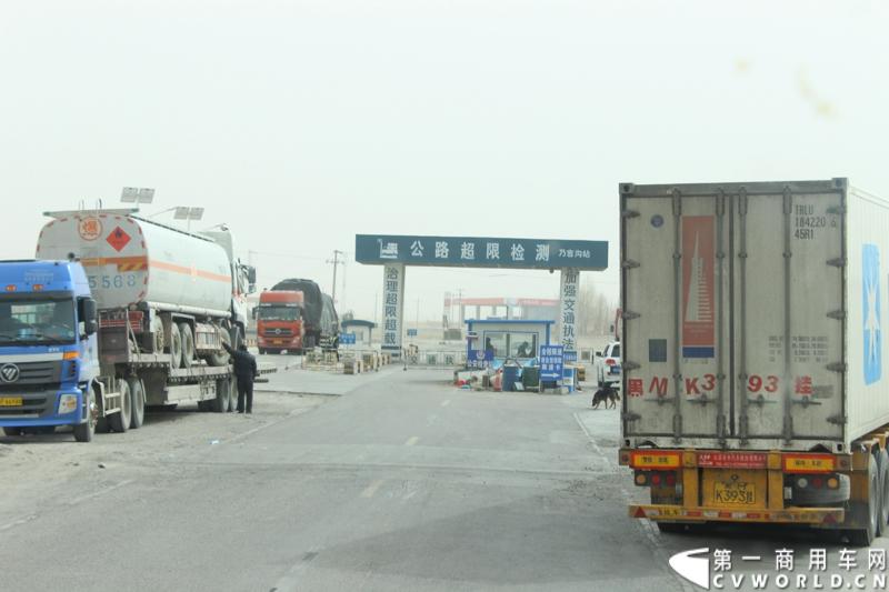 自3月11日下午5点多，我们一行从海拔2780米的格尔木市出发，沿着世界上最高的公路——青藏公路（109国道），一路过河翻山，历经高原反应的折磨，最终安全抵达拉萨市。这一段路虽只有区区1130公里，但一路上的艰辛却超出了我们的预想。