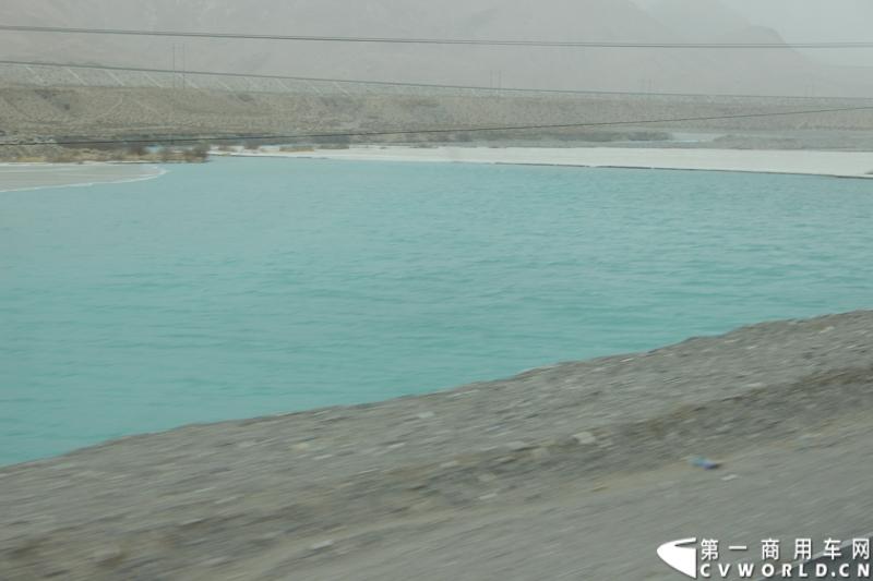 自3月11日下午5点多，我们一行从海拔2780米的格尔木市出发，沿着世界上最高的公路——青藏公路（109国道），一路过河翻山，历经高原反应的折磨，最终安全抵达拉萨市。这一段路虽只有区区1130公里，但一路上的艰辛却超出了我们的预想。