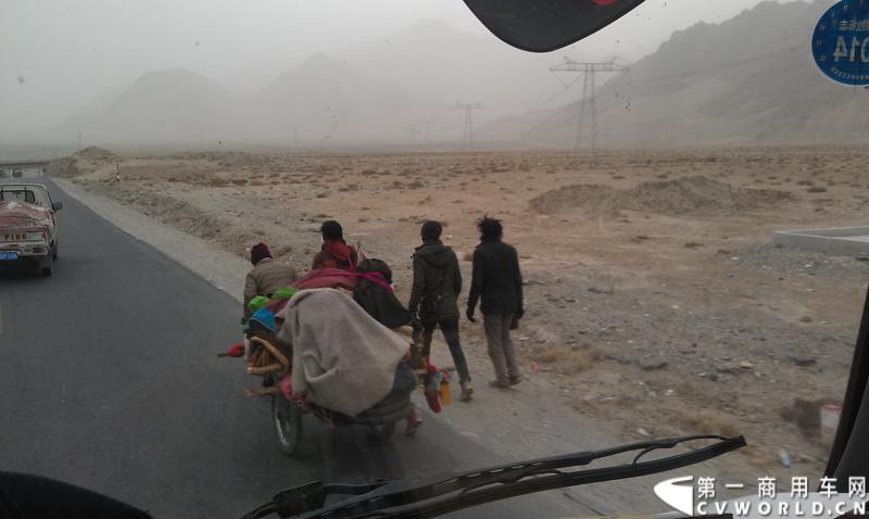 自3月11日下午5点多，我们一行从海拔2780米的格尔木市出发，沿着世界上最高的公路——青藏公路（109国道），一路过河翻山，历经高原反应的折磨，最终安全抵达拉萨市。这一段路虽只有区区1130公里，但一路上的艰辛却超出了我们的预想。