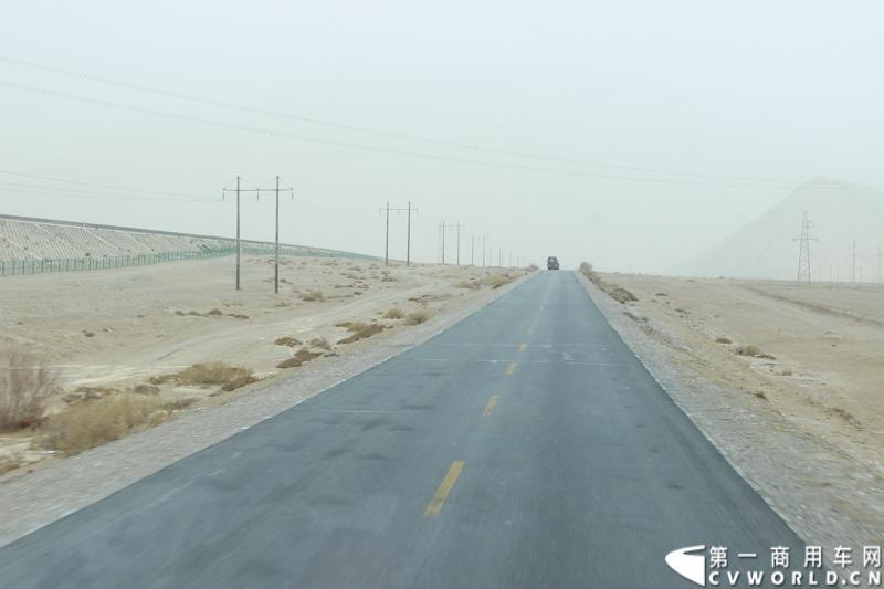 自3月11日下午5点多，我们一行从海拔2780米的格尔木市出发，沿着世界上最高的公路——青藏公路（109国道），一路过河翻山，历经高原反应的折磨，最终安全抵达拉萨市。这一段路虽只有区区1130公里，但一路上的艰辛却超出了我们的预想。