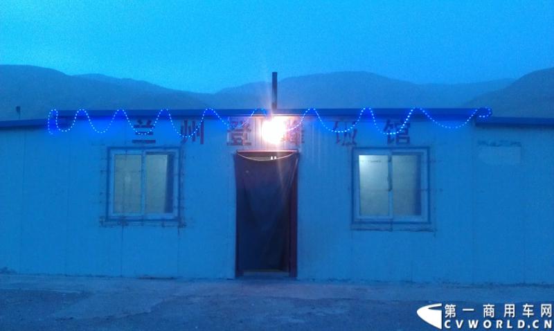 自3月11日下午5点多，我们一行从海拔2780米的格尔木市出发，沿着世界上最高的公路——青藏公路（109国道），一路过河翻山，历经高原反应的折磨，最终安全抵达拉萨市。这一段路虽只有区区1130公里，但一路上的艰辛却超出了我们的预想。