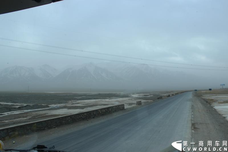 自3月11日下午5点多，我们一行从海拔2780米的格尔木市出发，沿着世界上最高的公路——青藏公路（109国道），一路过河翻山，历经高原反应的折磨，最终安全抵达拉萨市。这一段路虽只有区区1130公里，但一路上的艰辛却超出了我们的预想。