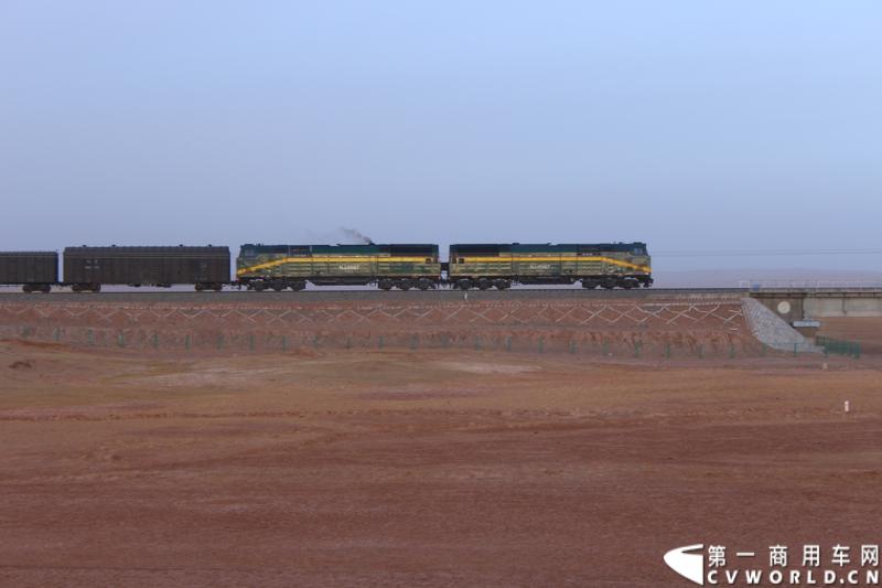 11.12日天亮后，见到青藏铁路上的货车。