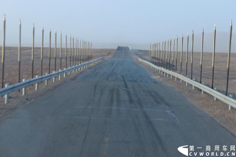 路上见到很多这样的铁杆子，不知做什么用。