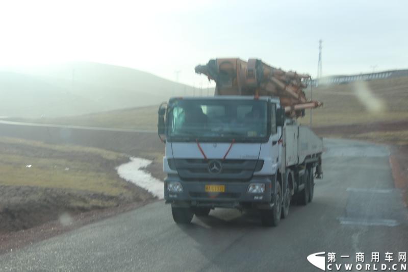 路遇奔驰工程车。