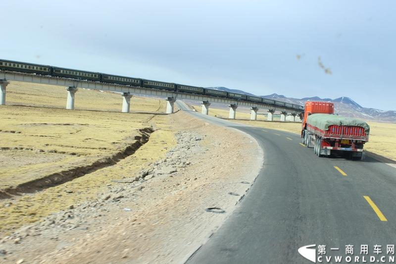 到唐古拉山口之前，基本都是坡路。路上见到不少卡车冒着黑烟，石忠宝笑称，这是卡车的高原反应，“车辆发动机缺氧，油料燃烧不充分所致。”