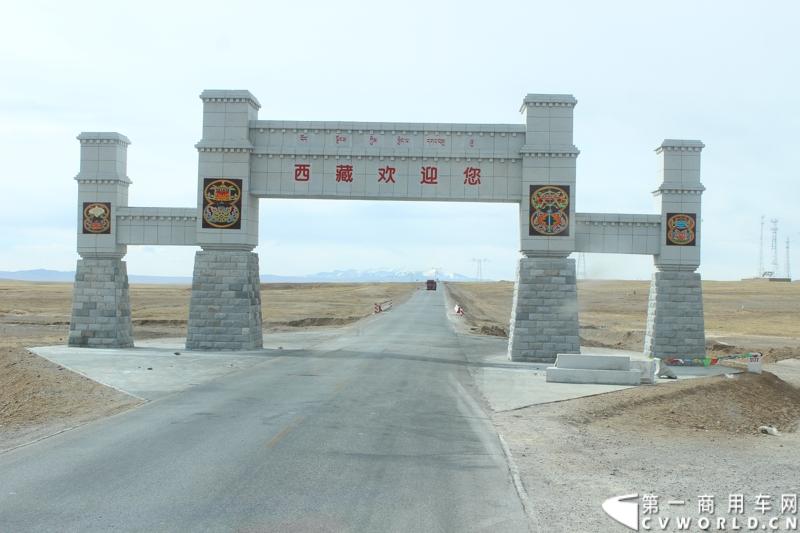 见到进藏的大型牌楼，我们都高兴的下车拍照留念。此时，离拉萨市还有800多公里。