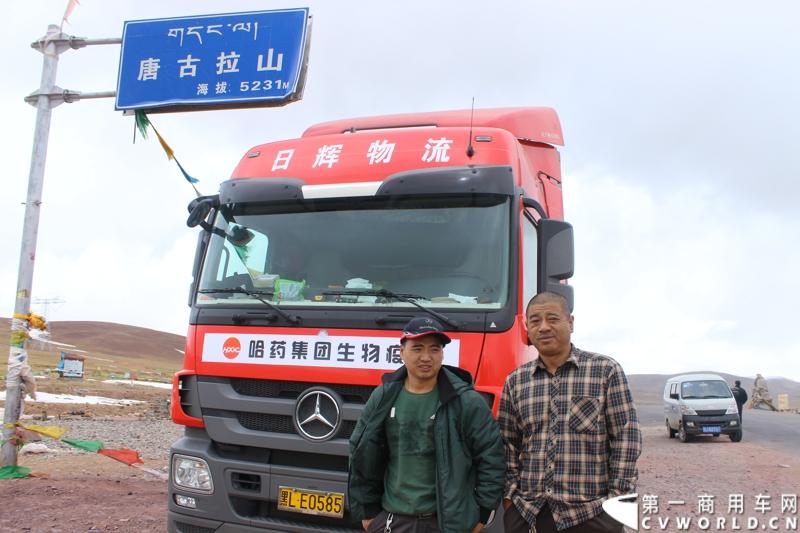 下午2点40左右，我们如愿到达青藏公路的最高点，也是世界上现有公路的最高点——唐古拉山口。在留影后，我们不敢多待，匆匆下山。