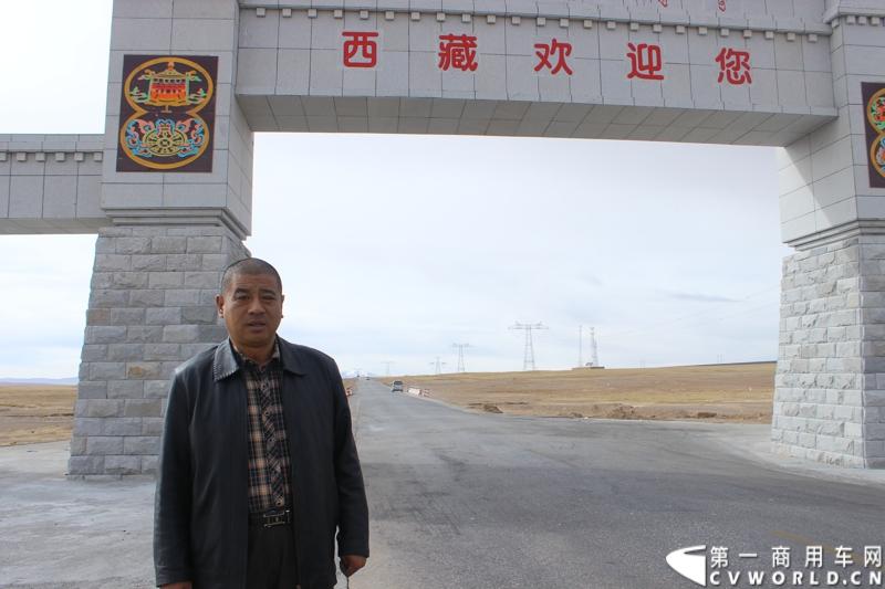 下午2点40左右，我们如愿到达青藏公路的最高点，也是世界上现有公路的最高点——唐古拉山口。在留影后，我们不敢多待，匆匆下山。