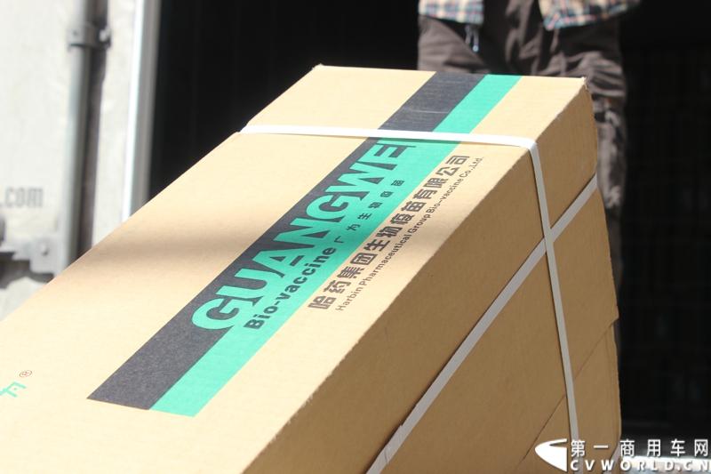 3月13日凌晨2点半。子夜时分，奔驰卡车顺利进入拉萨市区。至此，我们历时4天半，完成了5500多公里的行程。13日下午4点多，我们将“爱心禽流感疫苗”交付给拉萨市畜牧局，援藏任务成功完成。