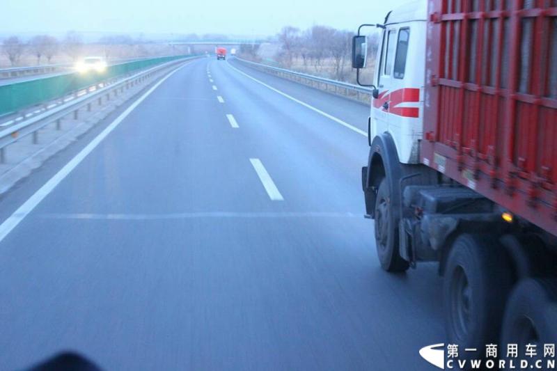 载着爱心疫苗梅赛德斯-奔驰卡车一路奔驰，司机石忠宝和王战利师傅轮流驾驶，车辆不分昼夜，日夜兼程。