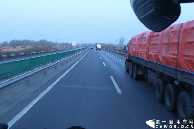 载着爱心疫苗梅赛德斯-奔驰卡车一路奔驰，司机石忠宝和王战利师傅轮流驾驶，车辆不分昼夜，日夜兼程。