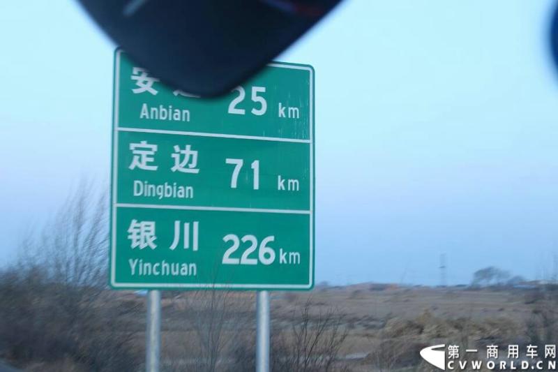 载着爱心疫苗梅赛德斯-奔驰卡车一路奔驰，司机石忠宝和王战利师傅轮流驾驶，车辆不分昼夜，日夜兼程。