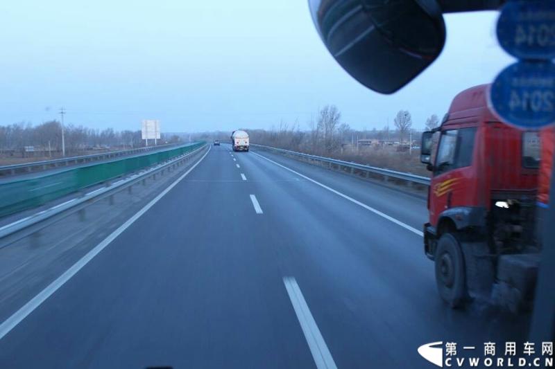 载着爱心疫苗梅赛德斯-奔驰卡车一路奔驰，司机石忠宝和王战利师傅轮流驾驶，车辆不分昼夜，日夜兼程。