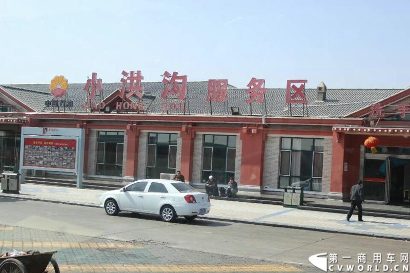 载着爱心疫苗梅赛德斯-奔驰卡车一路奔驰，司机石忠宝和王战利师傅轮流驾驶，车辆不分昼夜，日夜兼程。记者一行在小洪沟的服务区稍做休息，继续出发。