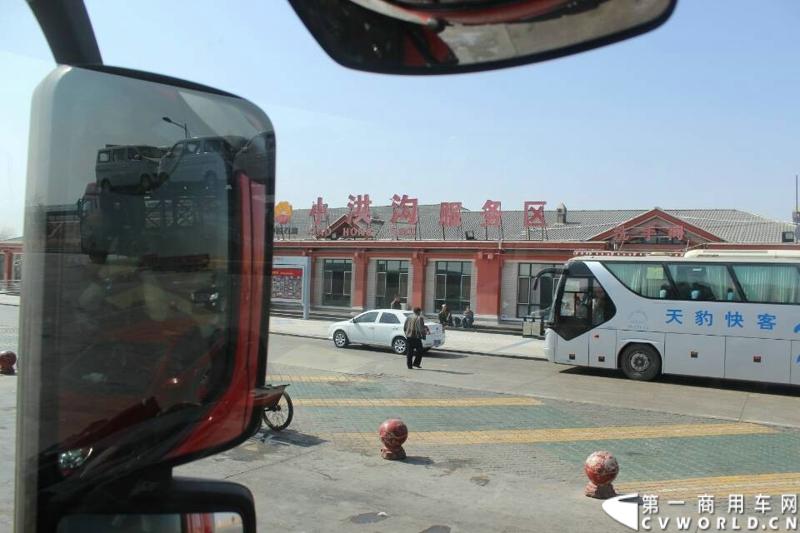 载着爱心疫苗梅赛德斯-奔驰卡车一路奔驰，司机石忠宝和王战利师傅轮流驾驶，车辆不分昼夜，日夜兼程。记者一行在小洪沟的服务区稍做休息，继续出发。