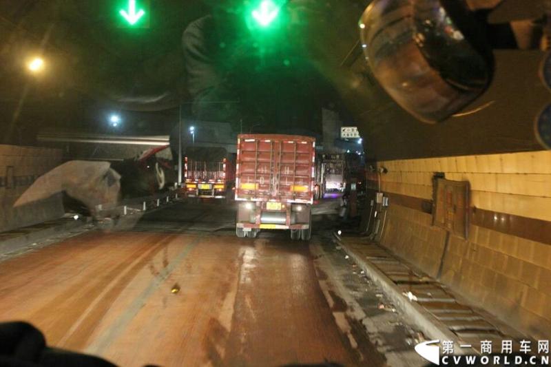 载着爱心疫苗梅赛德斯-奔驰卡车一路奔驰，司机石忠宝和王战利师傅轮流驾驶，车辆不分昼夜，日夜兼程。