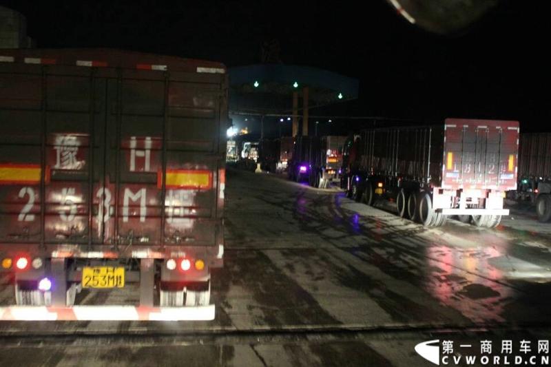 载着爱心疫苗梅赛德斯-奔驰卡车一路奔驰，司机石忠宝和王战利师傅轮流驾驶，车辆不分昼夜，日夜兼程。路遇堵车。