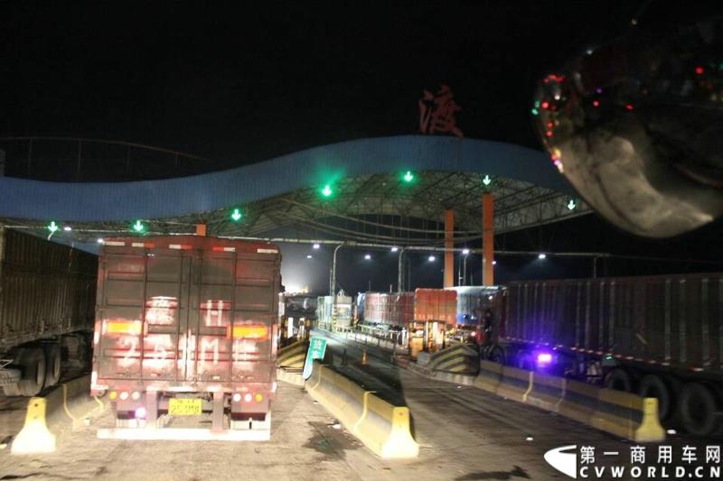 载着爱心疫苗梅赛德斯-奔驰卡车一路奔驰，司机石忠宝和王战利师傅轮流驾驶，车辆不分昼夜，日夜兼程。