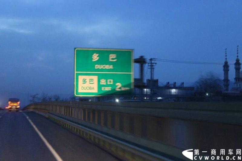 载着爱心疫苗梅赛德斯-奔驰卡车一路奔驰，司机石忠宝和王战利师傅轮流驾驶，车辆不分昼夜，日夜兼程。3月10日傍晚，我们抵达著名的高原小镇——西宁市多巴镇。