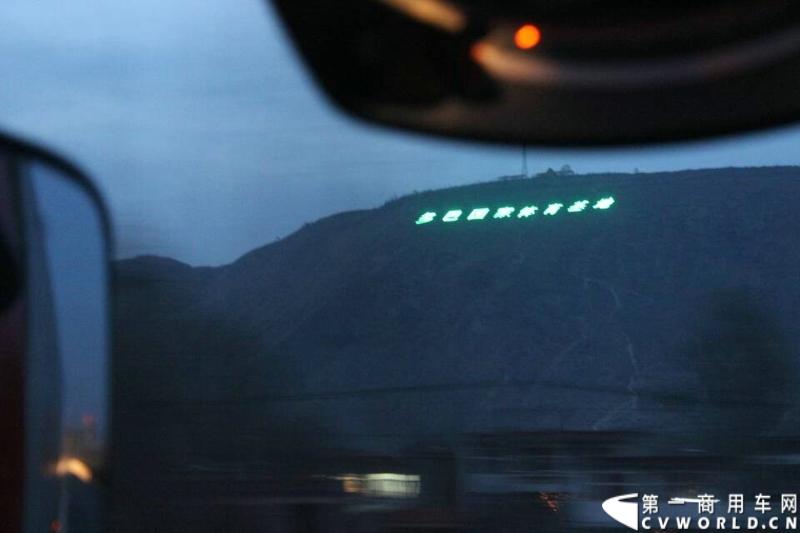 载着爱心疫苗梅赛德斯-奔驰卡车一路奔驰，司机石忠宝和王战利师傅轮流驾驶，车辆不分昼夜，日夜兼程。