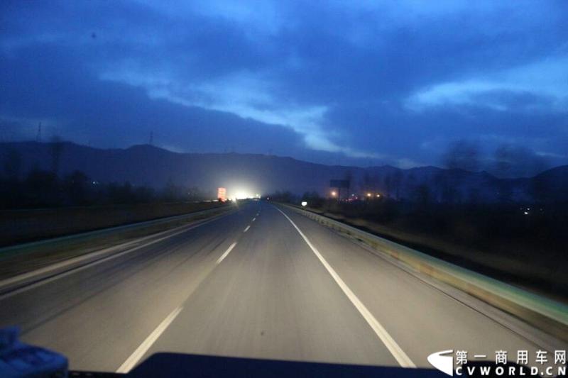 载着爱心疫苗梅赛德斯-奔驰卡车一路奔驰，司机石忠宝和王战利师傅轮流驾驶，车辆不分昼夜，日夜兼程。图为多巴夜景。