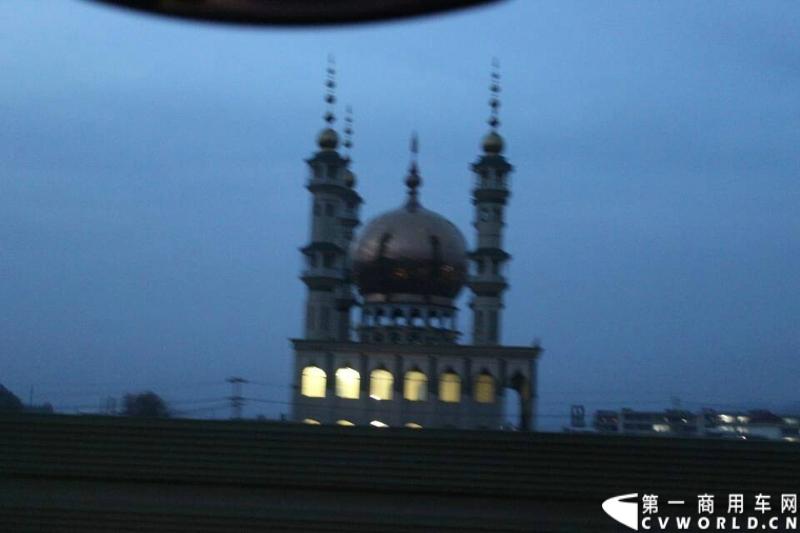 载着爱心疫苗梅赛德斯-奔驰卡车一路奔驰，司机石忠宝和王战利师傅轮流驾驶，车辆不分昼夜，日夜兼程。图为优雅的多巴清真寺。