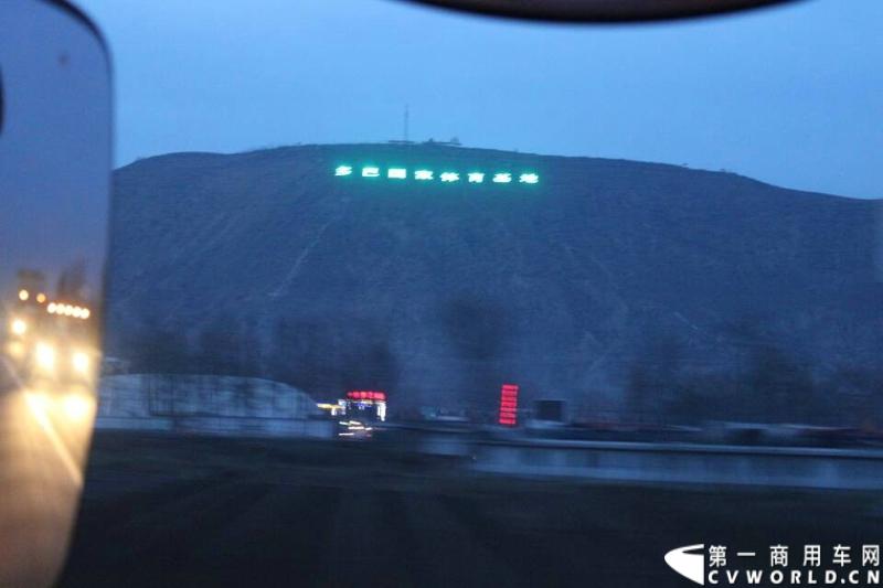 载着爱心疫苗梅赛德斯-奔驰卡车一路奔驰，司机石忠宝和王战利师傅轮流驾驶，车辆不分昼夜，日夜兼程。