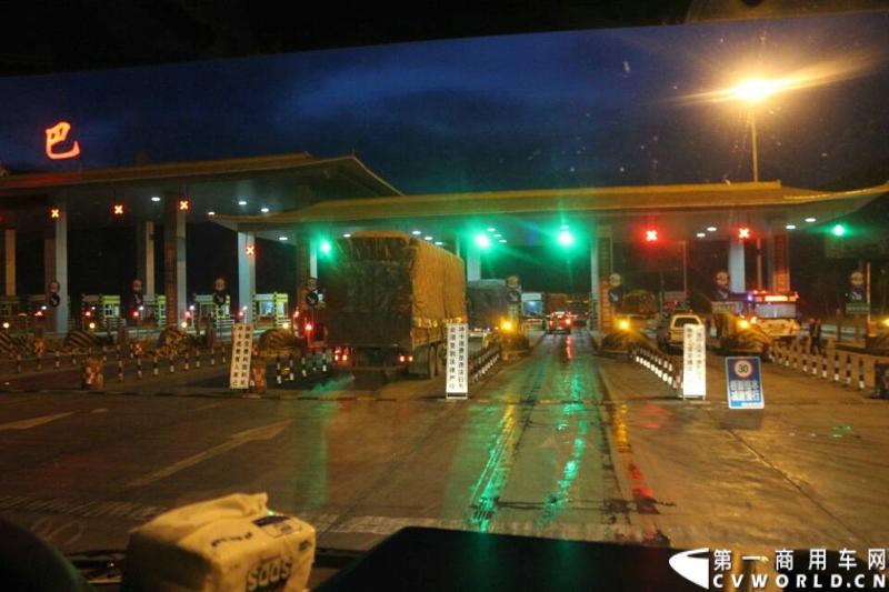 载着爱心疫苗梅赛德斯-奔驰卡车一路奔驰，司机石忠宝和王战利师傅轮流驾驶，车辆不分昼夜，日夜兼程。