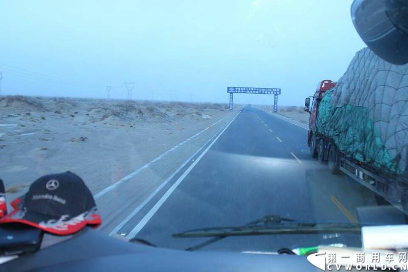 载着爱心疫苗梅赛德斯-奔驰卡车一路奔驰，司机石忠宝和王战利师傅轮流驾驶，车辆不分昼夜，日夜兼程。