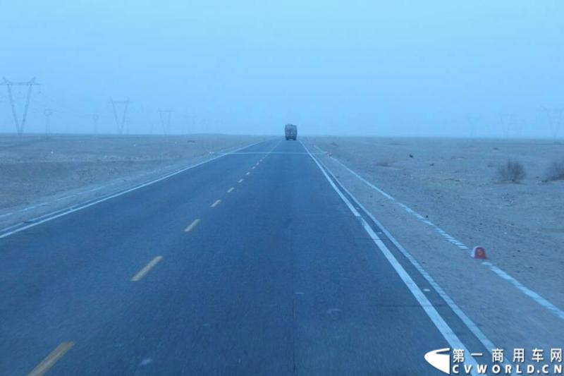 载着爱心疫苗梅赛德斯-奔驰卡车一路奔驰，司机石忠宝和王战利师傅轮流驾驶，车辆不分昼夜，日夜兼程。