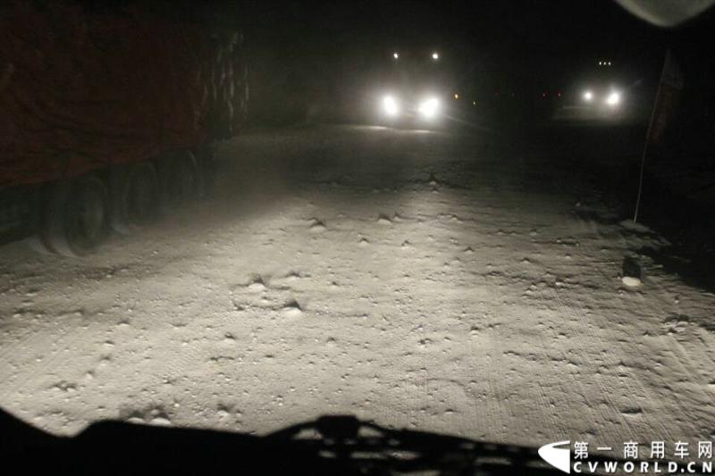 载着爱心疫苗梅赛德斯-奔驰卡车一路奔驰，司机石忠宝和王战利师傅轮流驾驶，车辆不分昼夜，日夜兼程。遇上109国道修路，柏油路变石子路。