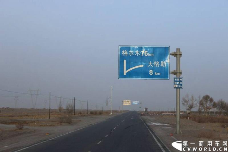 载着爱心疫苗梅赛德斯-奔驰卡车一路奔驰，司机石忠宝和王战利师傅轮流驾驶，车辆不分昼夜，日夜兼程。11日早上见到距离格尔木市76公里的路牌。