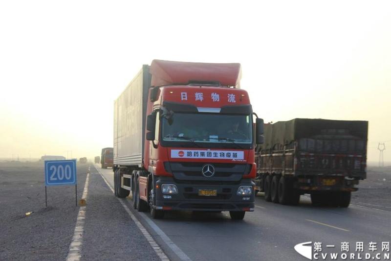 载着爱心疫苗梅赛德斯-奔驰卡车一路奔驰，司机石忠宝和王战利师傅轮流驾驶，车辆不分昼夜，日夜兼程。