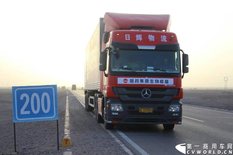 载着爱心疫苗梅赛德斯-奔驰卡车一路奔驰，司机石忠宝和王战利师傅轮流驾驶，车辆不分昼夜，日夜兼程。