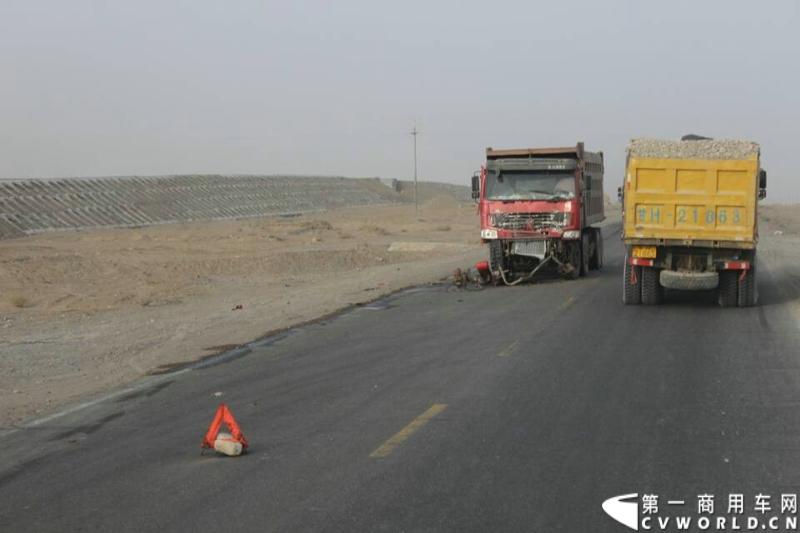 载着爱心疫苗梅赛德斯-奔驰卡车一路奔驰，司机石忠宝和王战利师傅轮流驾驶，车辆不分昼夜，日夜兼程。临近格尔木，我们接连见到两起交通事故。