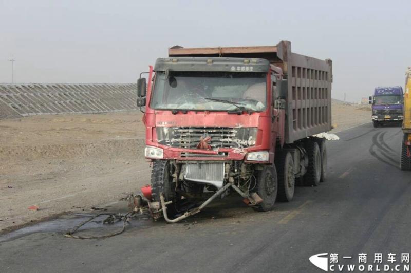 载着爱心疫苗梅赛德斯-奔驰卡车一路奔驰，司机石忠宝和王战利师傅轮流驾驶，车辆不分昼夜，日夜兼程。临近格尔木，我们接连见到两起交通事故。