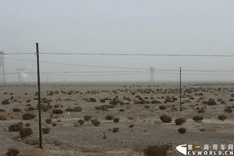 载着爱心疫苗梅赛德斯-奔驰卡车一路奔驰，司机石忠宝和王战利师傅轮流驾驶，车辆不分昼夜，日夜兼程。图为，沿途单调的戈壁。