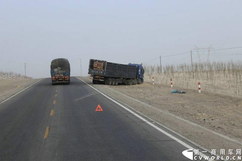 载着爱心疫苗梅赛德斯-奔驰卡车一路奔驰，司机石忠宝和王战利师傅轮流驾驶，车辆不分昼夜，日夜兼程。临近格尔木，我们接连见到两起交通事故。