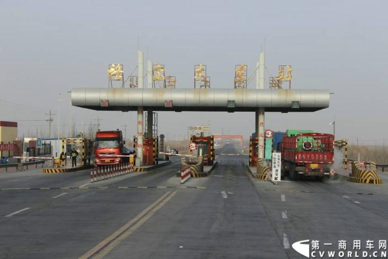 载着爱心疫苗梅赛德斯-奔驰卡车一路奔驰，司机石忠宝和王战利师傅轮流驾驶，车辆不分昼夜，日夜兼程。11日上午10点半左右，我们安全到青海省达格尔木东部收费站。