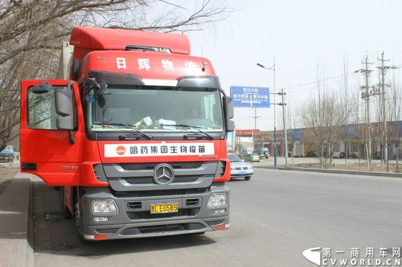 载着爱心疫苗梅赛德斯-奔驰卡车一路奔驰，司机石忠宝和王战利师傅轮流驾驶，车辆不分昼夜，日夜兼程。行至格尔木市，我们的奔驰卡车共安全行驶3900余公里。