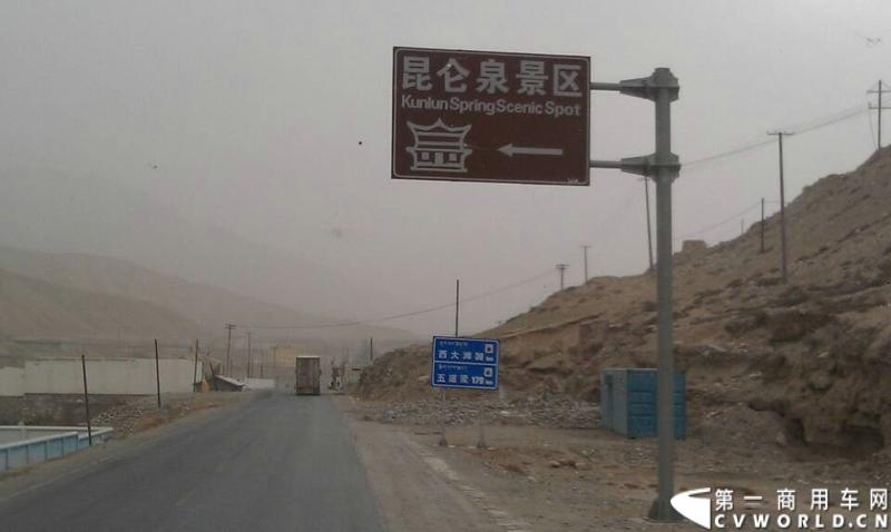 载着爱心疫苗梅赛德斯-奔驰卡车一路奔驰，司机石忠宝和王战利师傅轮流驾驶，车辆不分昼夜，日夜兼程。