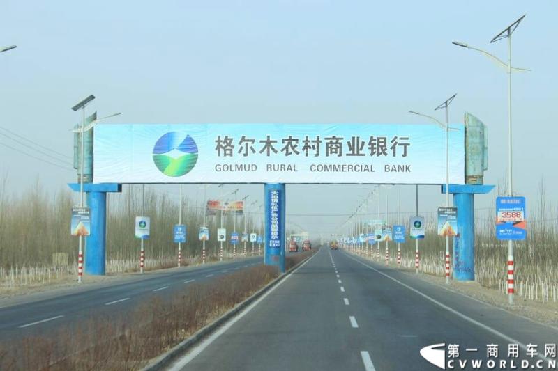 载着爱心疫苗梅赛德斯-奔驰卡车一路奔驰，司机石忠宝和王战利师傅轮流驾驶，车辆不分昼夜，日夜兼程。