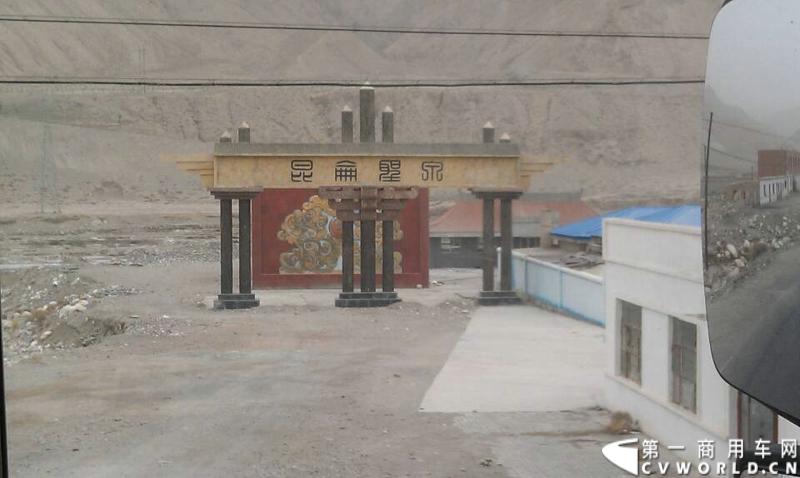 载着爱心疫苗梅赛德斯-奔驰卡车一路奔驰，司机石忠宝和王战利师傅轮流驾驶，车辆不分昼夜，日夜兼程。