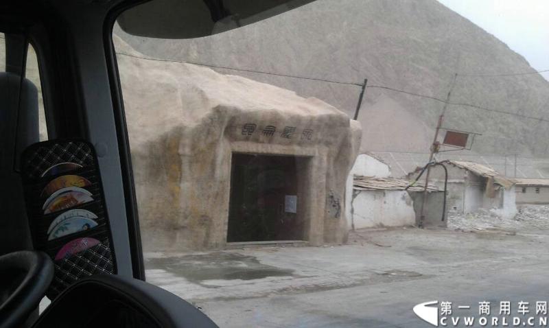 载着爱心疫苗梅赛德斯-奔驰卡车一路奔驰，司机石忠宝和王战利师傅轮流驾驶，车辆不分昼夜，日夜兼程。