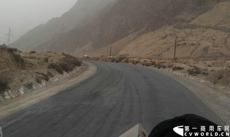 载着爱心疫苗梅赛德斯-奔驰卡车一路奔驰，司机石忠宝和王战利师傅轮流驾驶，车辆不分昼夜，日夜兼程。