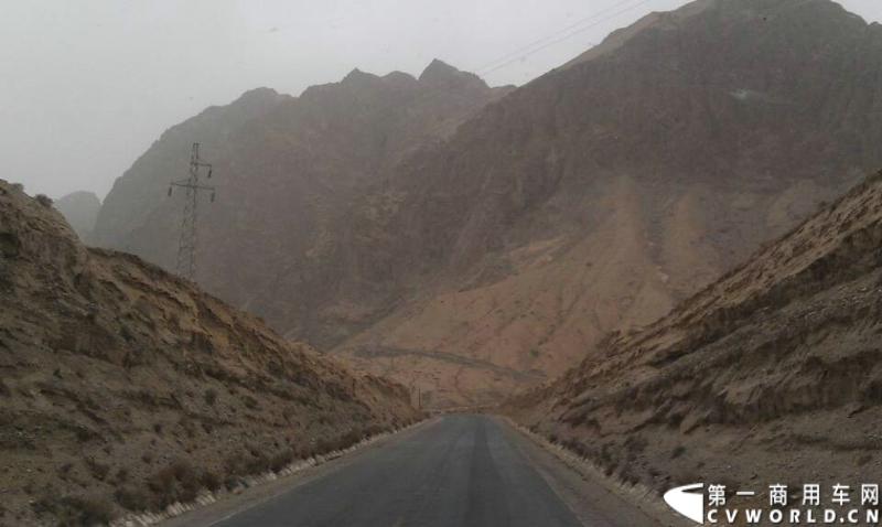 载着爱心疫苗梅赛德斯-奔驰卡车一路奔驰，司机石忠宝和王战利师傅轮流驾驶，车辆不分昼夜，日夜兼程。