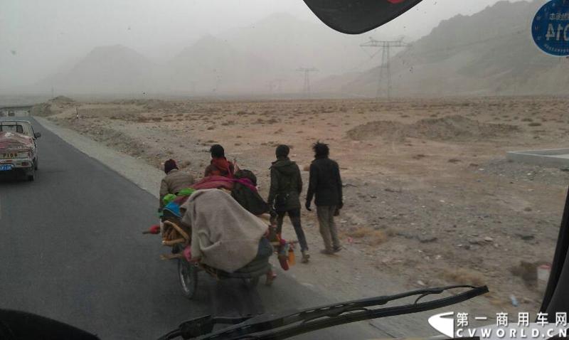 载着爱心疫苗梅赛德斯-奔驰卡车一路奔驰，司机石忠宝和王战利师傅轮流驾驶，车辆不分昼夜，日夜兼程。路遇进藏朝圣的人。