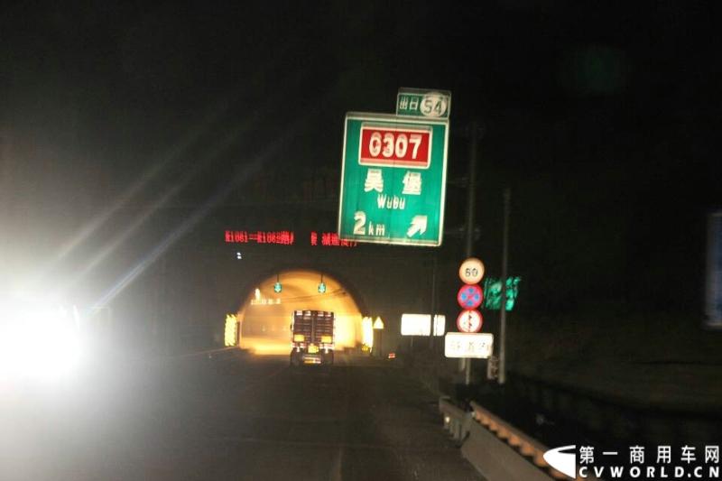 载着爱心疫苗梅赛德斯-奔驰卡车一路奔驰，司机石忠宝和王战利师傅轮流驾驶，车辆不分昼夜，日夜兼程。